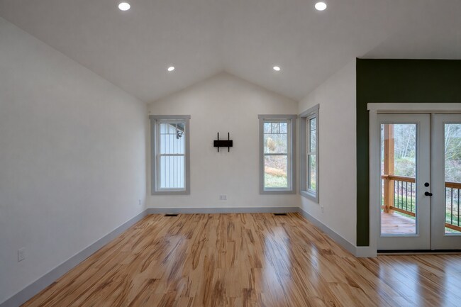 Building Photo - Fairview Rental! - Two Occupants Max