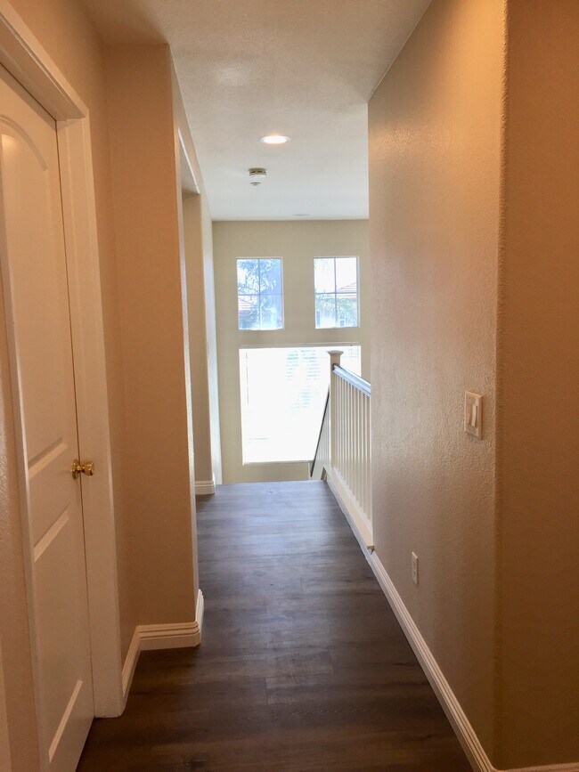 stairs to 2nd floor - 504 Robins Pl