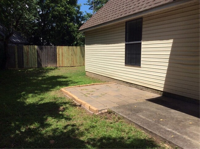 Building Photo - 2046 E Farr Ln