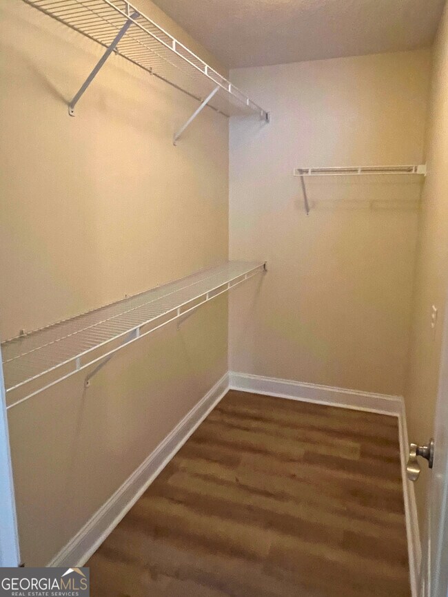 Building Photo - 818 Davis Ave