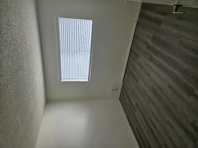 Building Photo - 1307 E Vista Ave