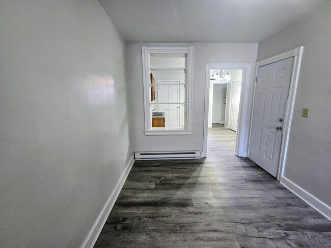 Building Photo - 815 E 6th St