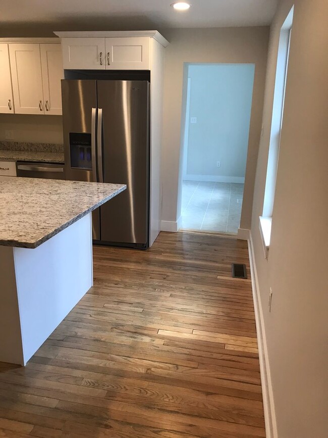 Building Photo - Beautifully renovated townhome in West Che...