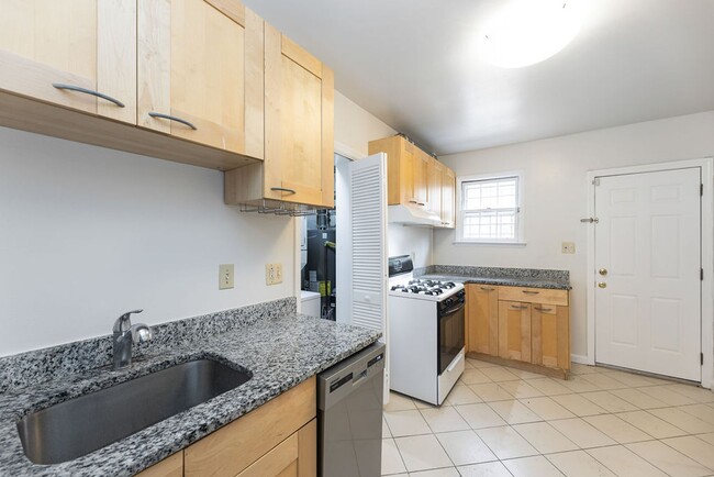 Building Photo - Cozy 3 Bed near metro!  Apply today for sa...