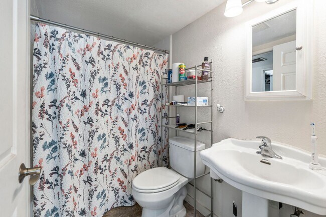Building Photo - Beautifully Renovated Ground-Floor 2BR/1.5BA Condo in Kihei Villages – Furnished w/ 2 Parking Spaces