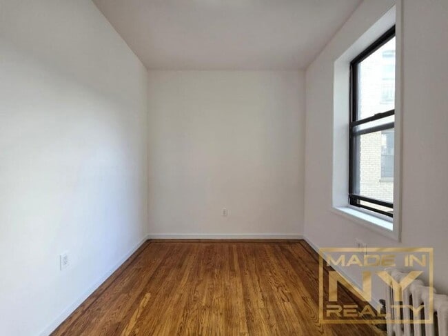 Building Photo - 2 bedroom in SUNNYSIDE NY 11104