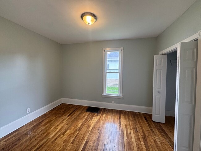 Building Photo - Large 4 bedroom home!