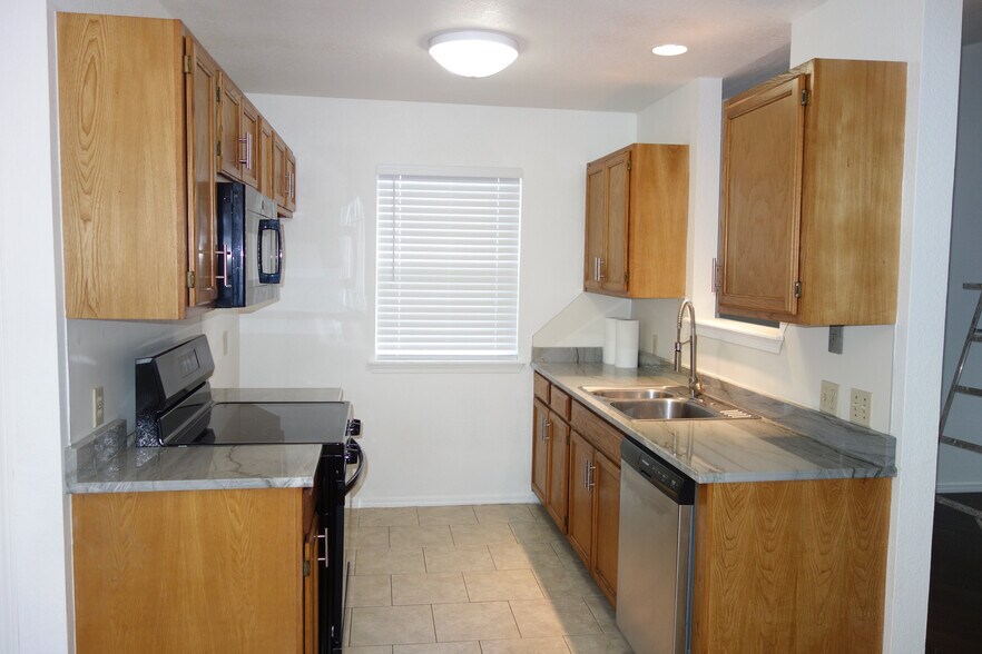 Updated Kitchen w/Granite tops! - 6656 S Utica Pl
