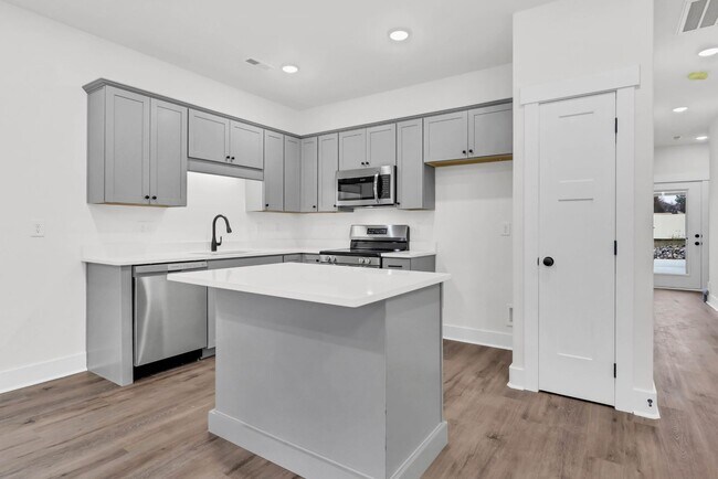 Building Photo - 3 Bedroom 2 1/2 Bath Condo For Rent Near Downtown!
