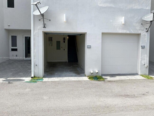 Building Photo - 10220 NW 63rd Terrace