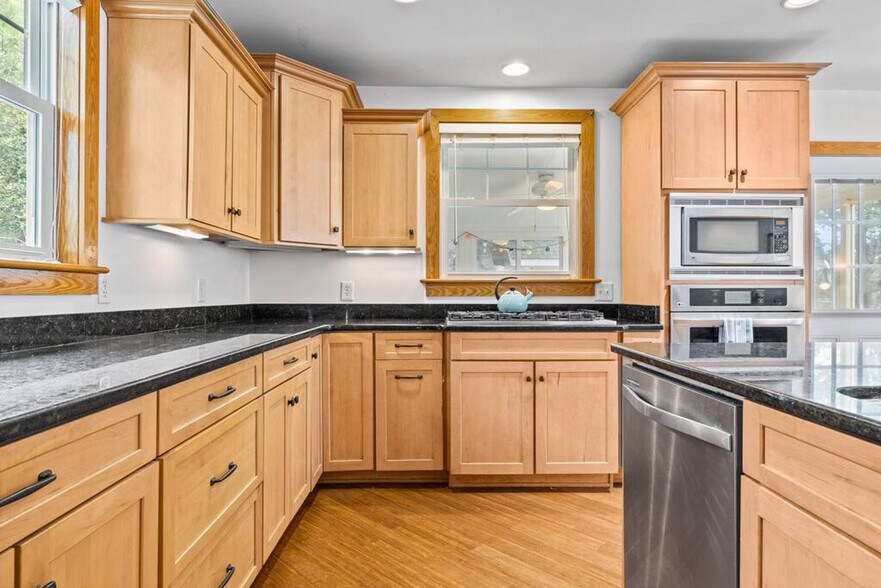 Building Photo - 912 Little Bay Ave