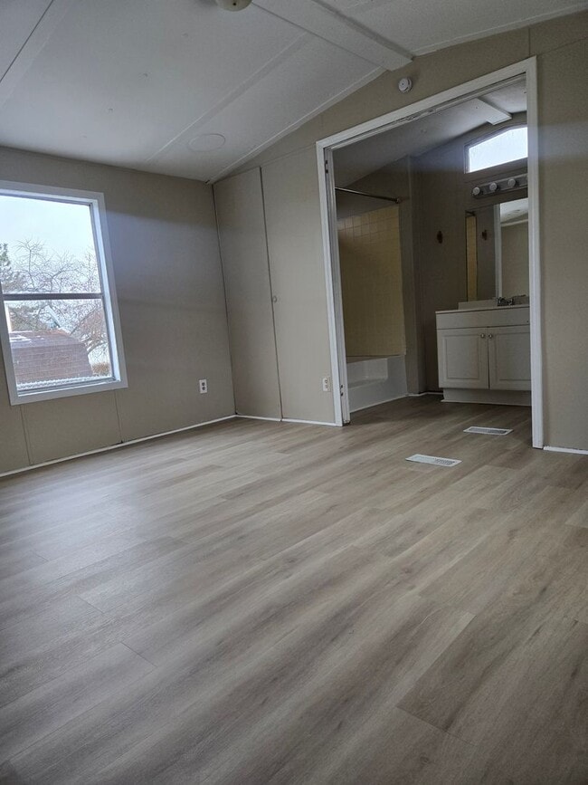 Building Photo - 3 bedroom, 2 bath Mobile Home in Yorktowne