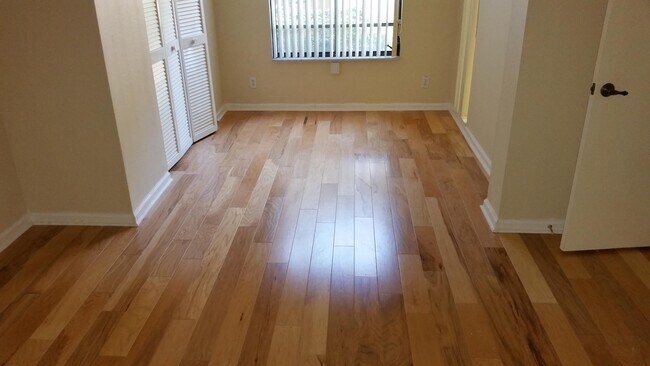 Building Photo - 830 Greensward Ct