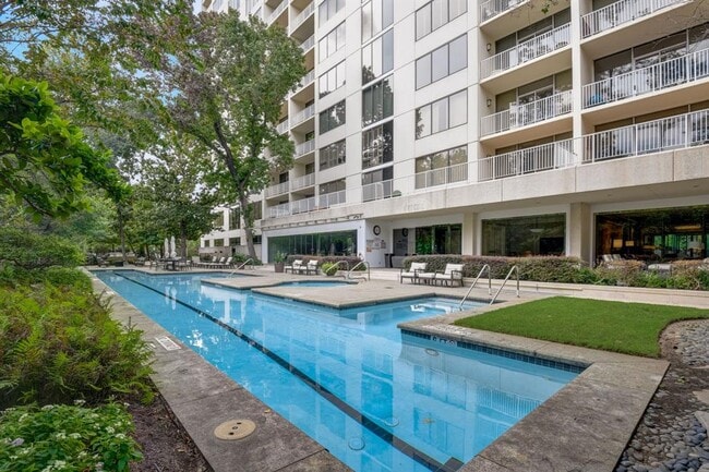Building Photo - 121 N Post Oak Ln
