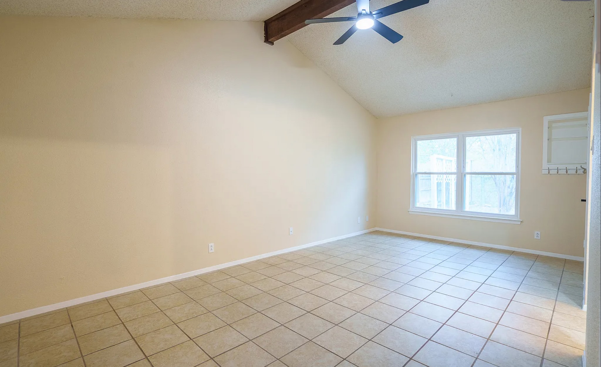 Building Photo - 8806 Thatch Dr