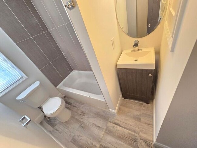 Building Photo - 4 Bedrooms 3 Bathrooms