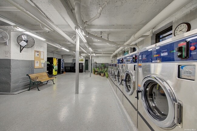 Building Photo - 167-10 Crocheron Ave