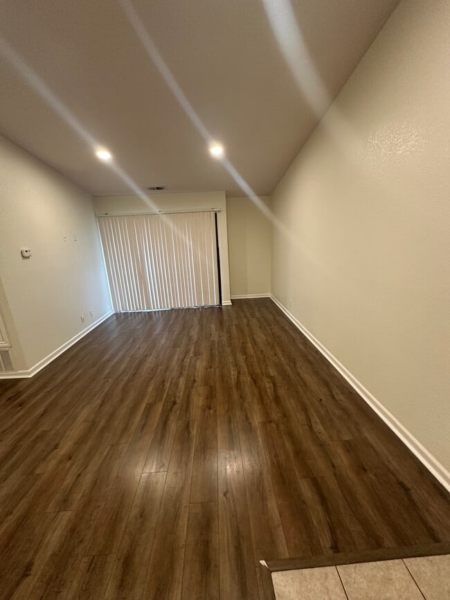 Building Photo - 415 Tyler Pl