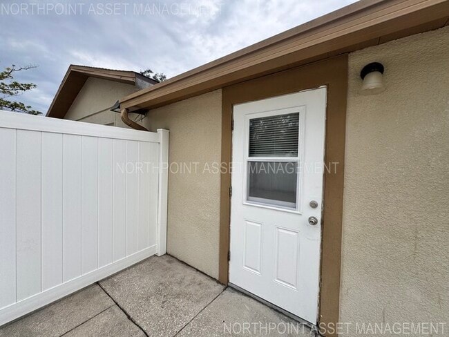 Building Photo - 2 Spacious Bedrooms and 2 Modern Bathrooms...