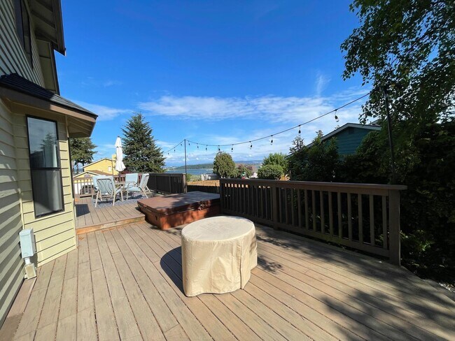 Building Photo - 3 Bed 2.5 Bath - View - Culdesac - Dog per Approval - NAS Whidbey