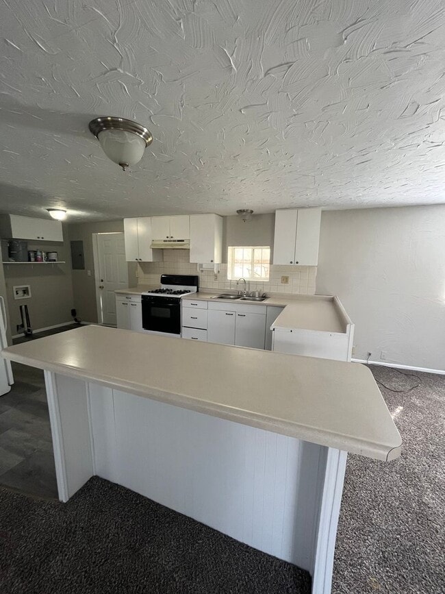 Building Photo - 1 bedroom 1 bath in Romney AVAILABLE FOR LEASE IN APRIL