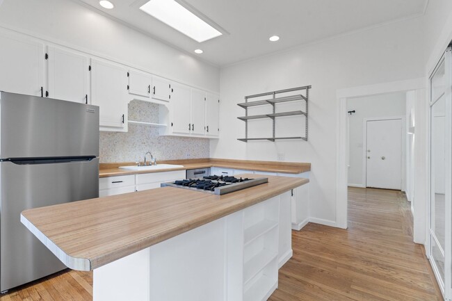 Building Photo - 2 Bed + Bonus Room + Office, 2 Bath Bernal...