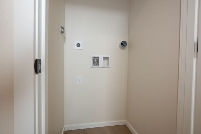 Building Photo - One year old townhome