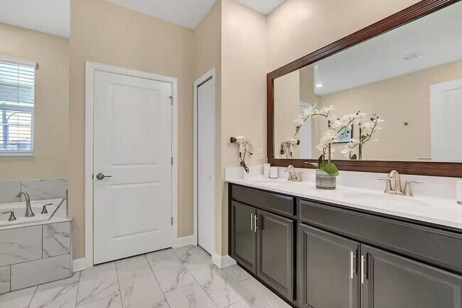 Building Photo - 9016 Sommerset Hills Dr