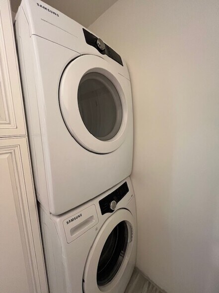 washer/gas dryer - 28445 Lewis Pl