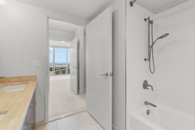 Building Photo - Beautiful Ocean View 2-Bedroom / 2-Bathroo...