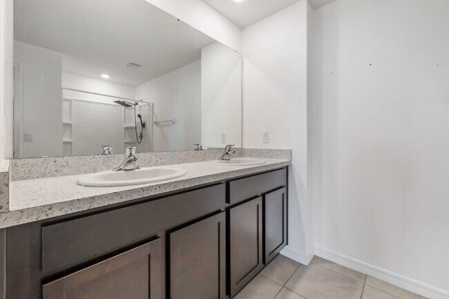 Building Photo - "Spacious 5-Bedroom Haven with Stunning Lake Views & Granite Elegance in Riverview!"