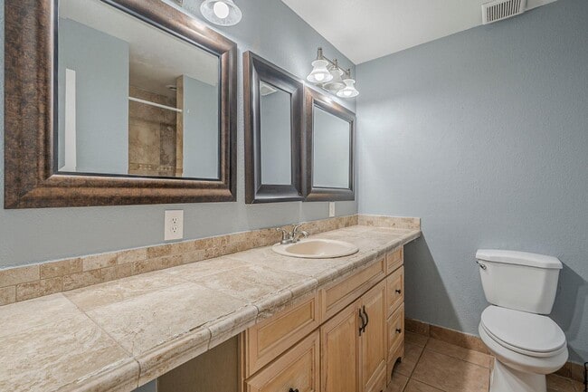 Building Photo - 3236 S Kenwood Ln