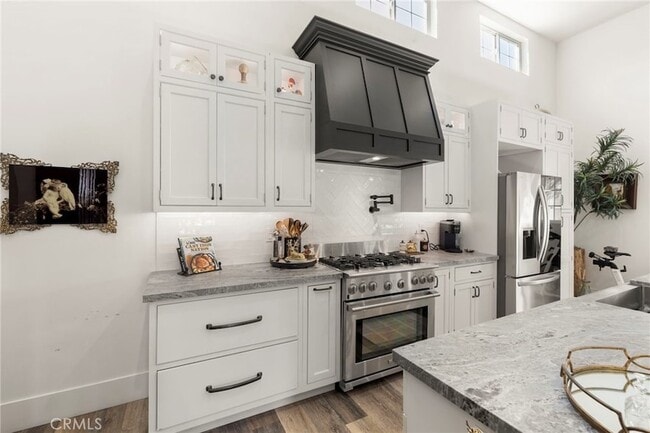 Building Photo - 1720 Vista Del Lago