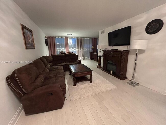 Building Photo - 1 bedroom in Hallandale Beach FL 924