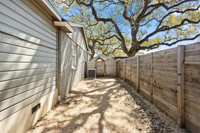 Building Photo - 1318 Bonham Terrace
