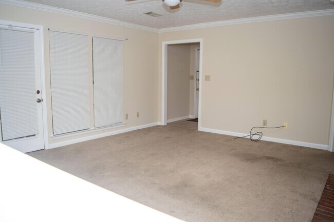 Building Photo - 1615 Woodmere Loop