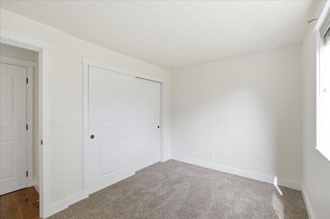 Building Photo - 2864 Newton Pl