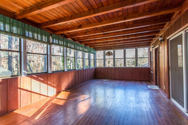 Building Photo - 2457 Jefferson Terrace