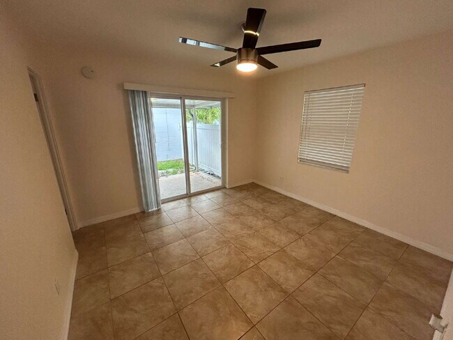 Building Photo - "Cozy 1-Bedroom Apartment in St. Petersburg – 550 Sq Ft of Comfort & Convenience!"