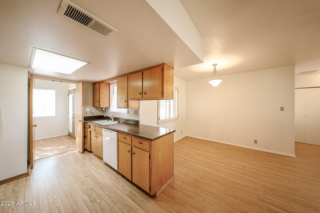 Building Photo - 2324 West Myrtle Ave