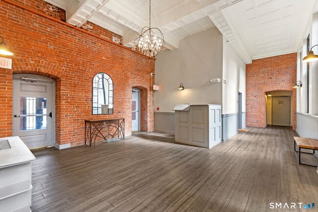 Building Photo - 25 Grand St