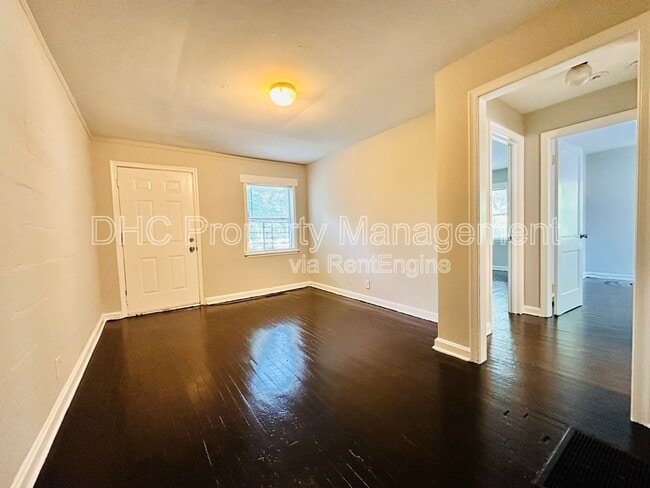 Building Photo - 2125 Larchwood Rd SW