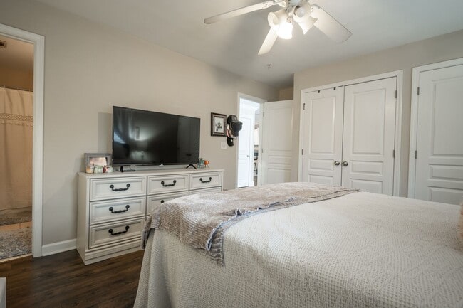 Building Photo - Woodlands Unit 237 - Available NOW