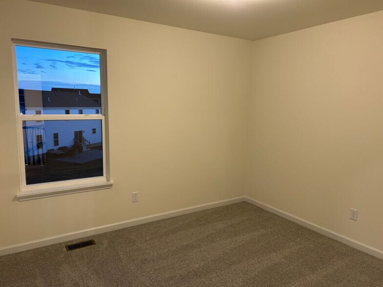 Building Photo - 402 Yellow Rose Ct