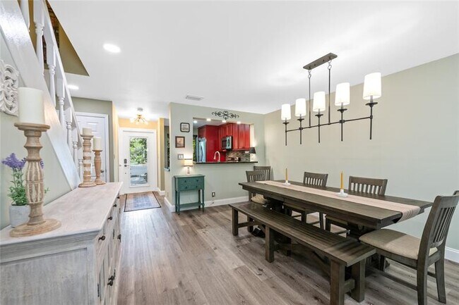 Building Photo - 3020 S Oakland Forest Dr