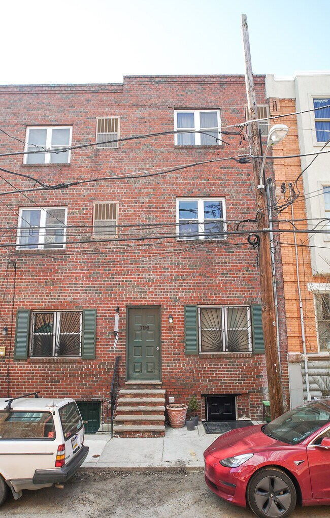 Primary Photo - 726 Kater St