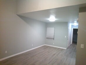 Building Photo - Townhomes 2 beds with den. MOVE IN TODAY