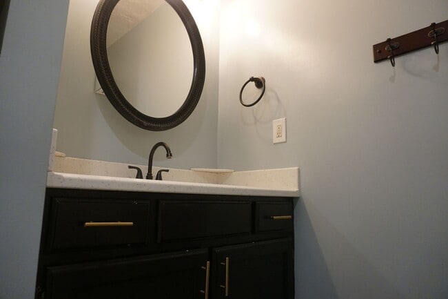 Building Photo - Quiet 4 Bedroom 2.5 Bath Taylorsville Home