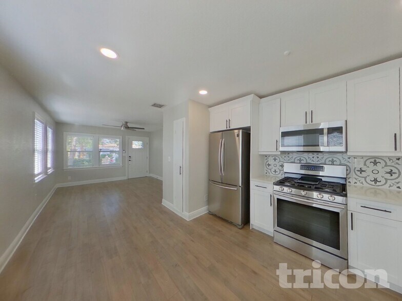 Building Photo - 2462 6th Ave N