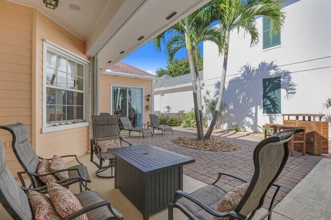 Building Photo - 122 Poinciana Dr